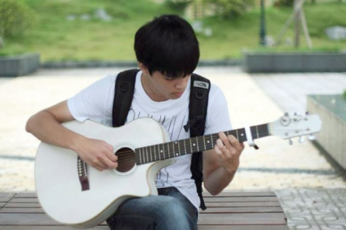 duc-tinh-can-co-khi-choi-guitar